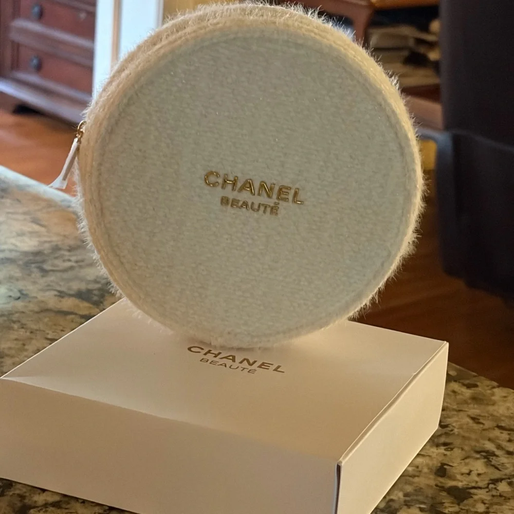 CHANEL Beauté Round Cream Cosmetic Pouch